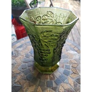 Vintage 1930’s-40’s Anchor Hocking Green Harvest Grape Pattern 8-Sided Wide Vase